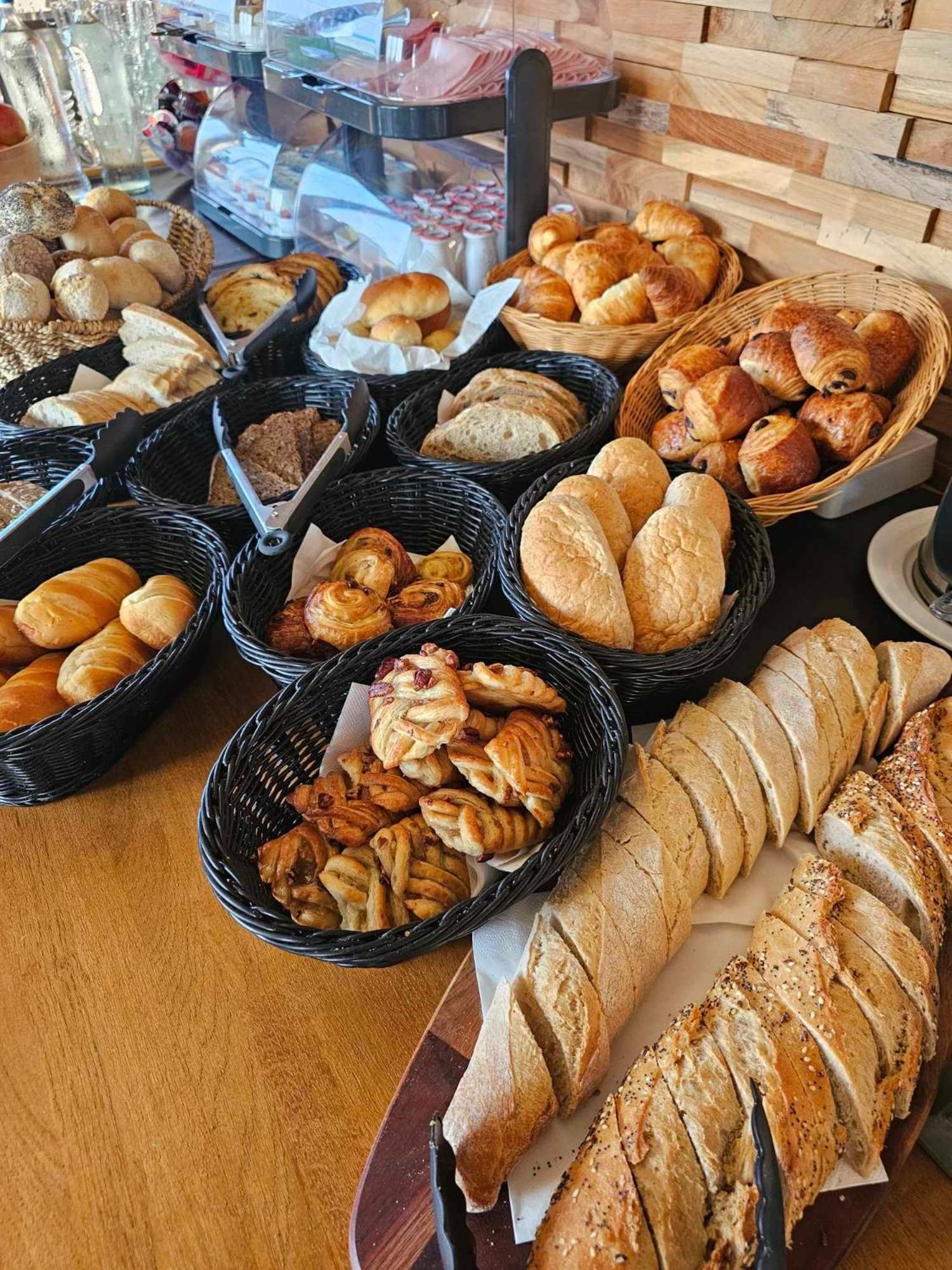 Westendia And Free Parking Breakfast 2*