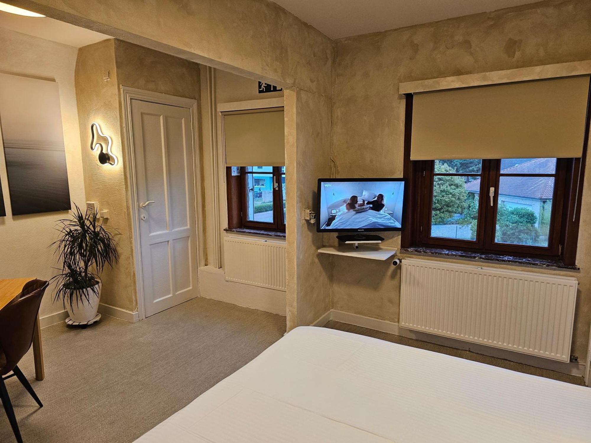 Hotel Westendia And Free Parking Breakfast Westende